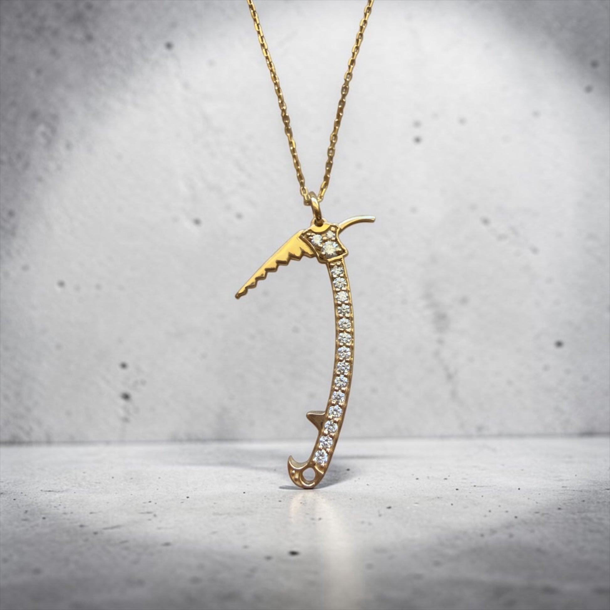 Dije Piolet Oro y Diamantes naturales